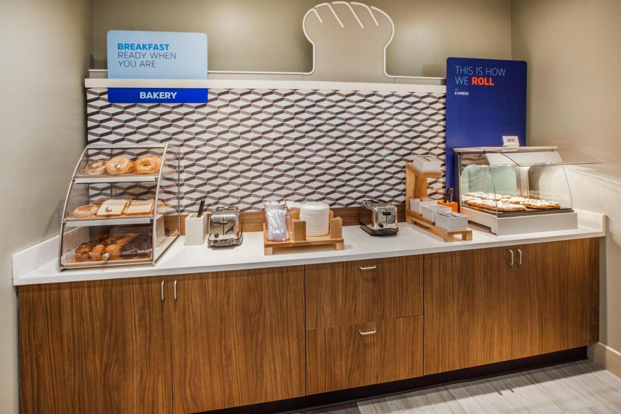 Holiday Inn Express & Suites - Madison West - Middleton By Ihg Esterno foto