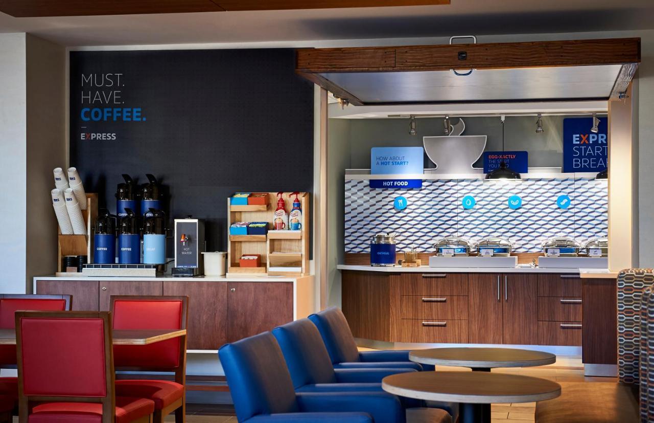 Holiday Inn Express & Suites - Madison West - Middleton By Ihg Esterno foto
